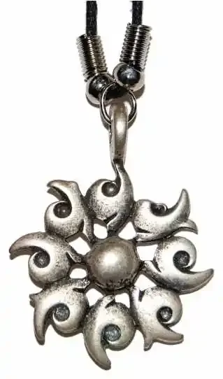 Anhänger mit Tribal-Motiven