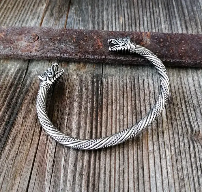 Armreif ‘Wikinger Eidring‘ mit Fenris Wölfen