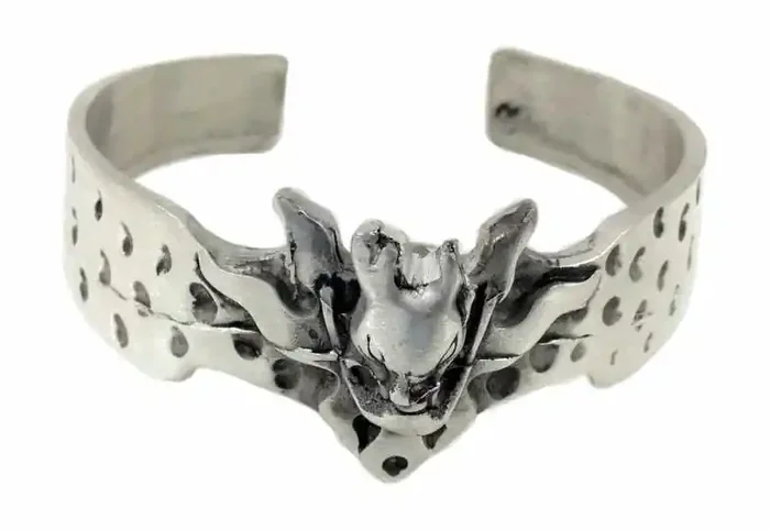 Armspange mit Dämon