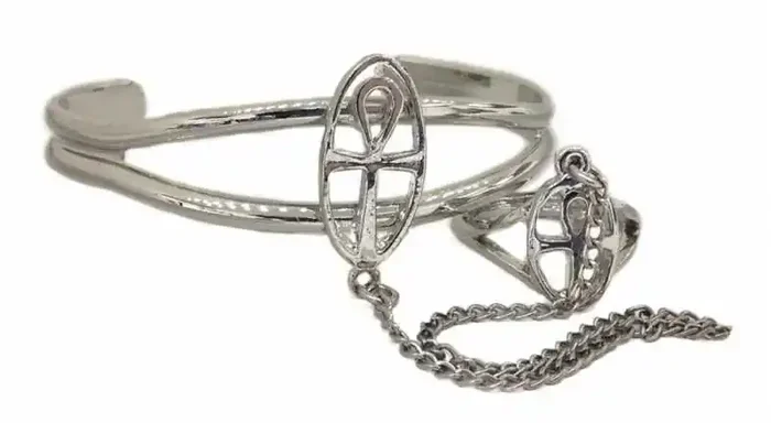 Armspange und Ring mit Kreuz