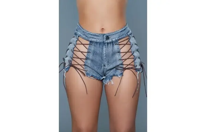Denim-Shorts mit auffälligen Cuts
