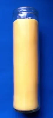 Durchgefärbte Kerze im Glas gelb