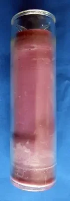 Durchgefärbte Kerze im Glas violett