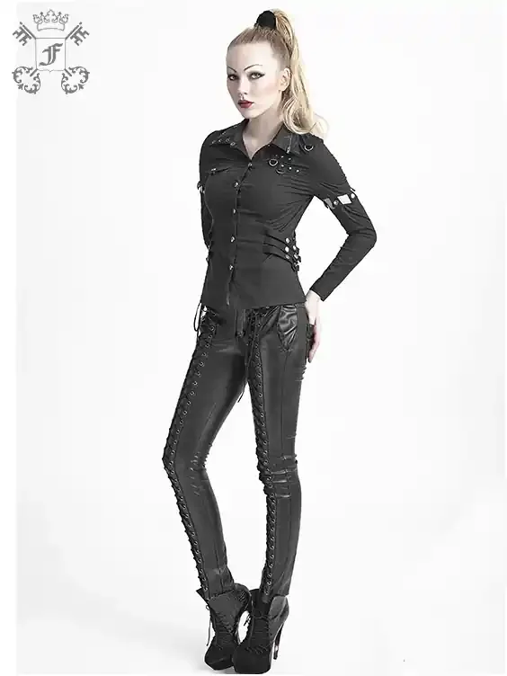 Enge Kunstlederhose mit Schnürung