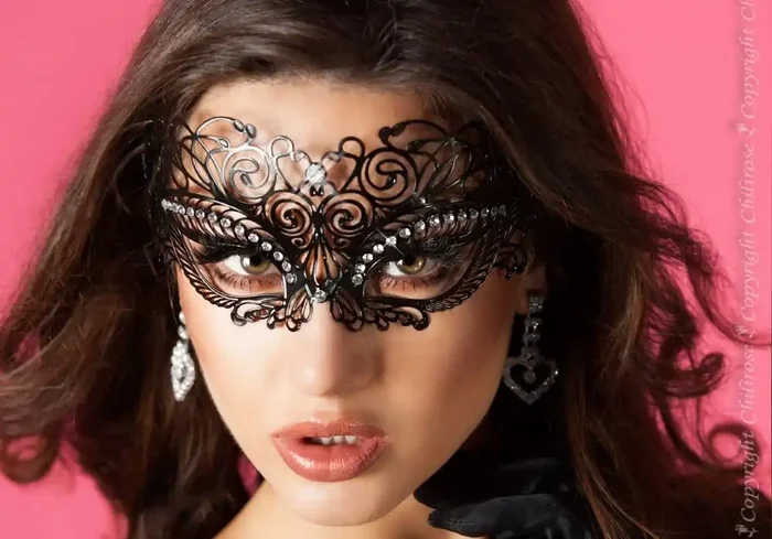 Geheimnisvolle Maske in schwarz