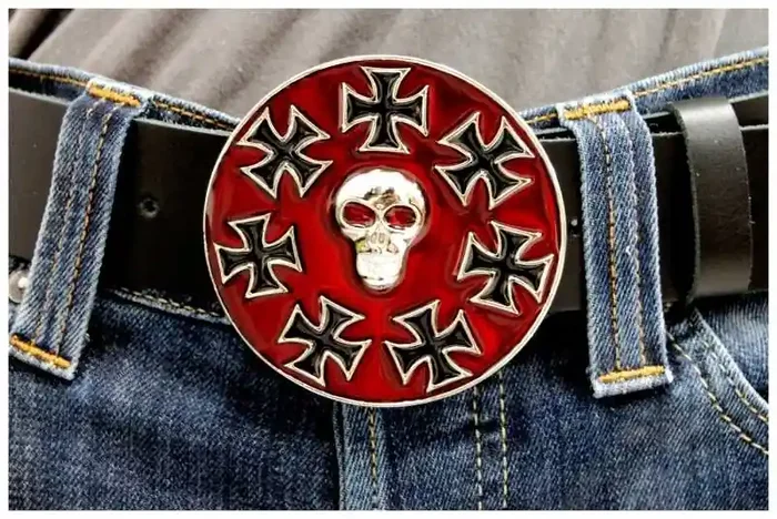 Gürtelschnalle – Red Iron Cross & Skull