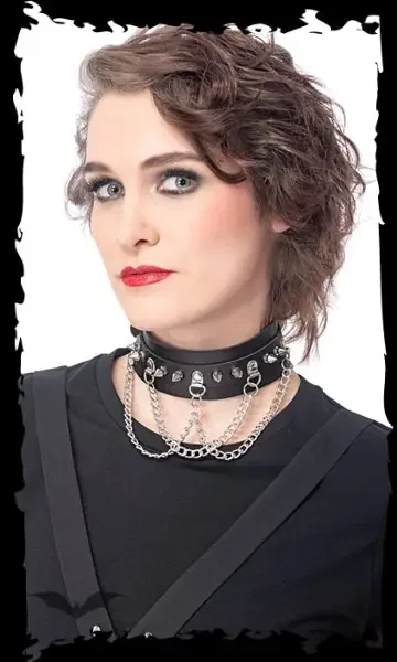 Halsband mit nieten und 3 Ketten