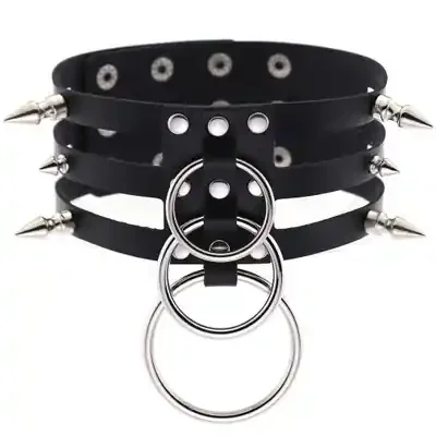 Halsband mit Nieten und Ringen