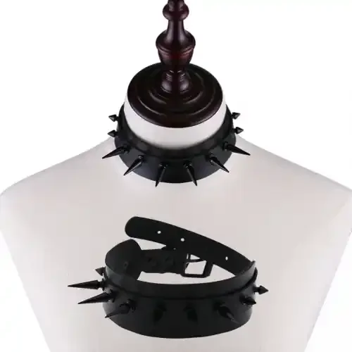 Halsband mit Spikes