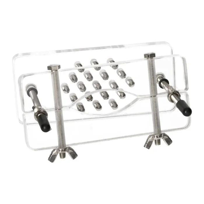 Hodenpresse aus Acryl mit Spikes