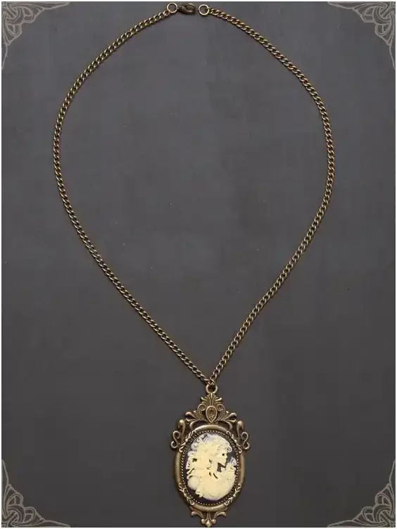 Kette mit Broschen-Anhänger mit Frauenskelett-Motiv