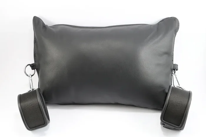 Kissen mit Handfesseln