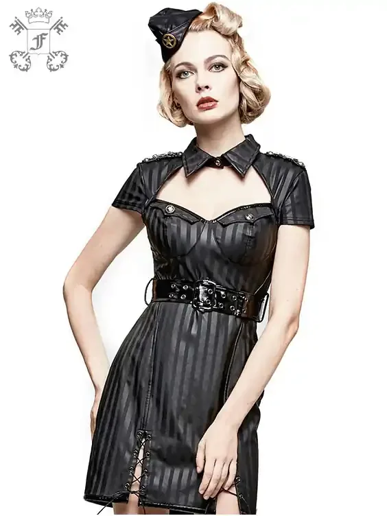 Kleid im militärischen Stil