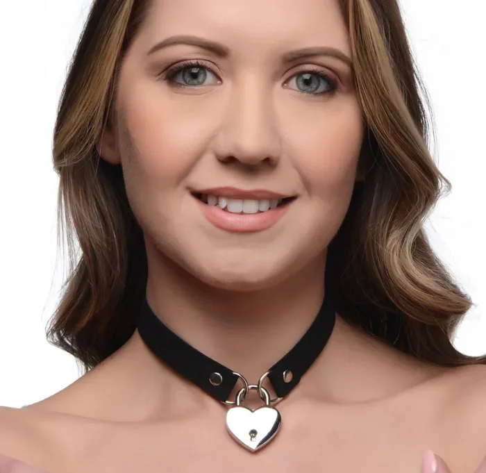 Kunstleder Choker mit Herzschloss
