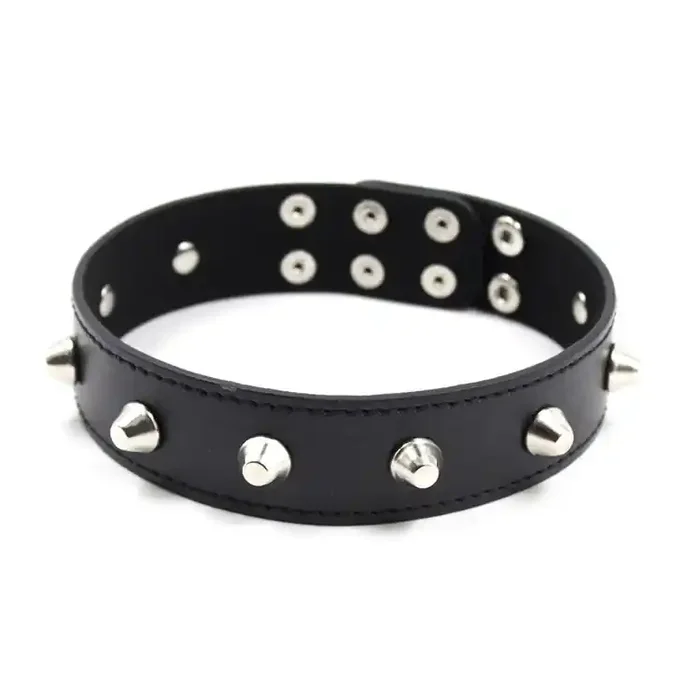 Kunstleder Halsband mit abgeflachten Nieten