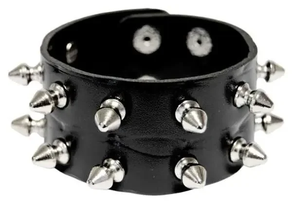 Kunstlederarmband mit 14 kleinen Killernieten