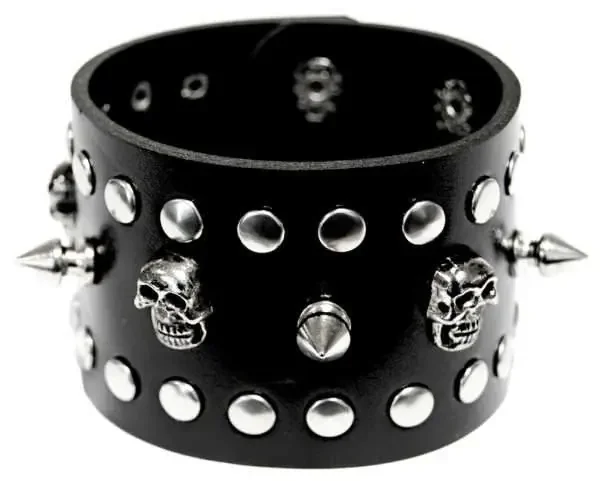 Kunstlederarmband mit Flach-, Pyramiden- und Totenkopfnieten