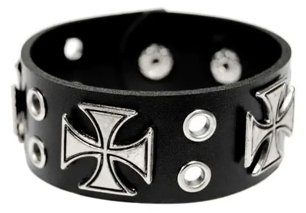 Kunstlederarmband mit großen Kreuznieten