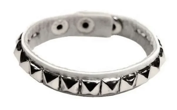 Kunstlederarmband mit kleinen Pyramidennieten