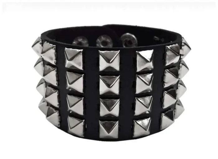 Kunstlederarmband mit kleinen Pyramidennieten