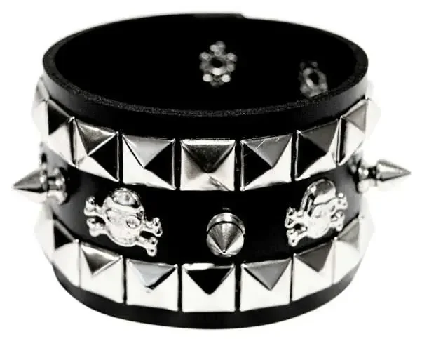 Kunstlederarmband mit Pyramiden- und Totenkopfnieten