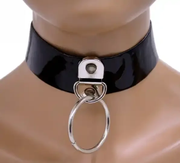 Kunstlederhalsband breit mit großem Ring der O