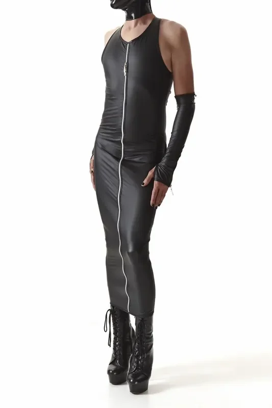 langes, schwarzes Wetlook-Kleid mit Reisverschluss