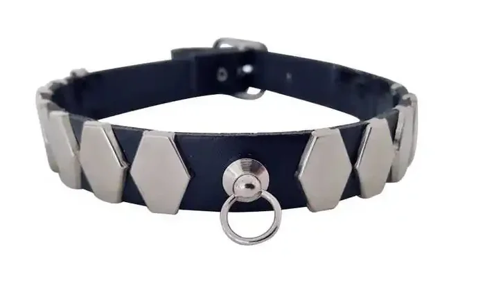 Leder Choker mit einer Reihe Hexagon Nieten und Ring