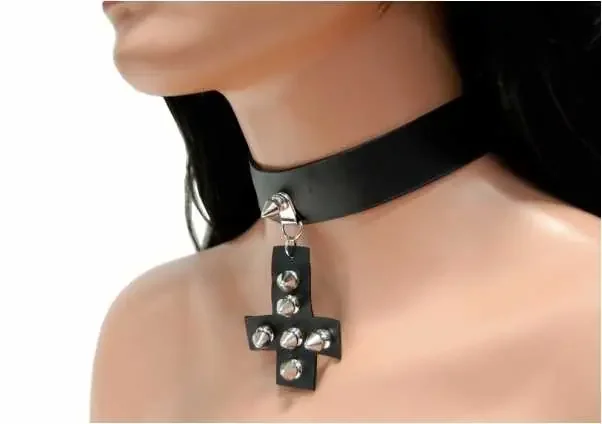 Leder Choker mit Killernieten Kreuz