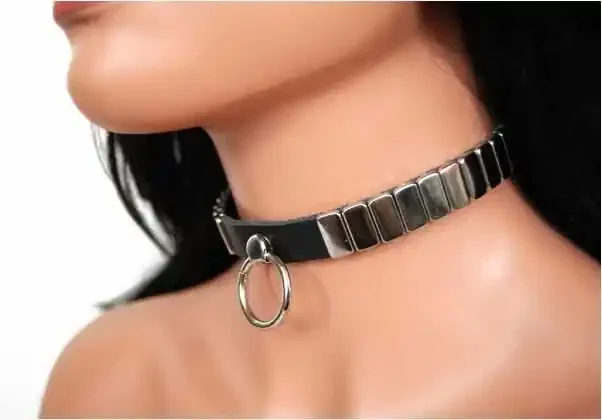 Leder Choker mit Plattennieten und Ring