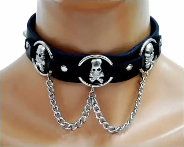 Leder Choker mit Totenköpfen, Spitznieten und Ketten