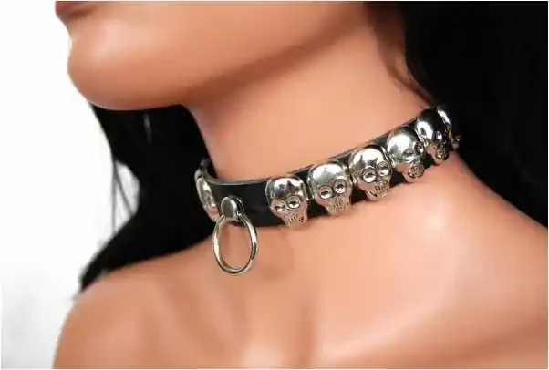 Leder Choker mit Totenkopfnieten und Ring