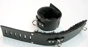 Leder Fußfesseln mit Fleecefutter und D-Ring