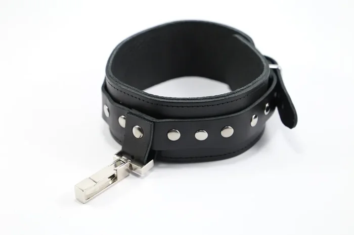 Leder Halsfessel mit Design Karabiner