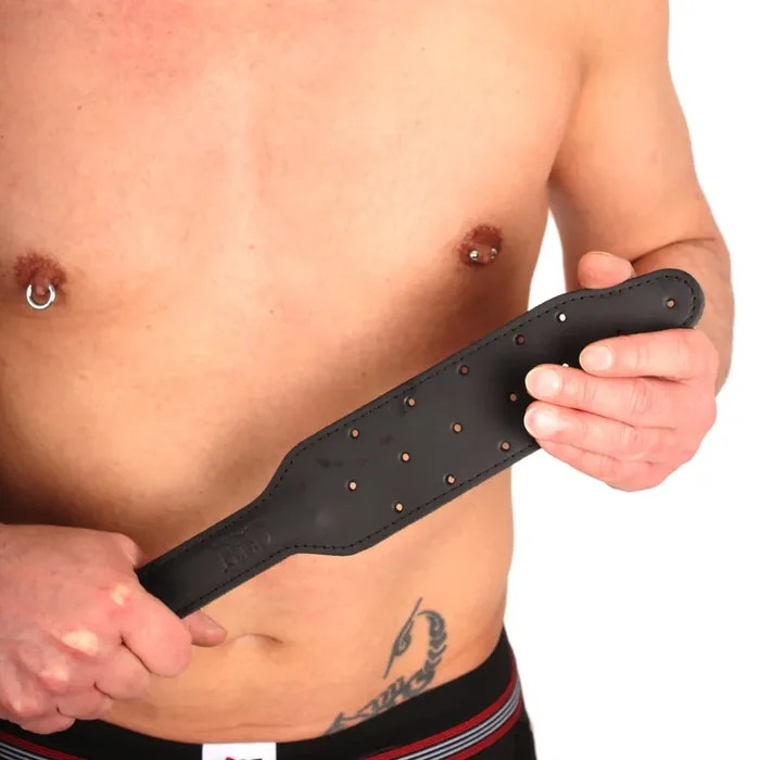 Leder Paddle mit ausgestanzten Löchern