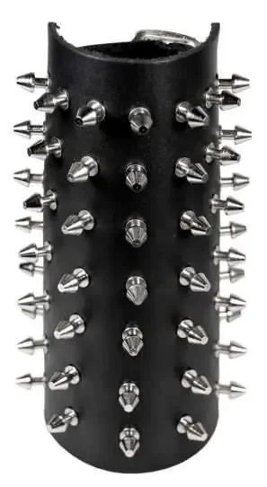 Lederarmband mit 49 Killernieten