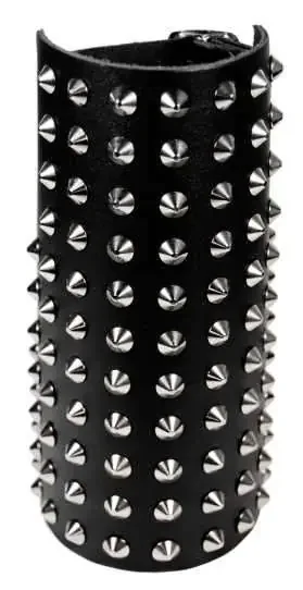 Lederarmband mit 99 Spitznieten
