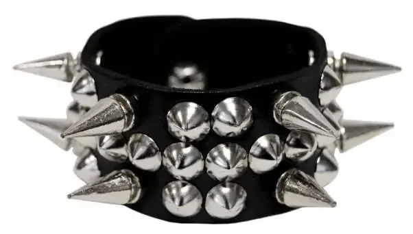 Lederarmband mit Cone- und Spitznieten