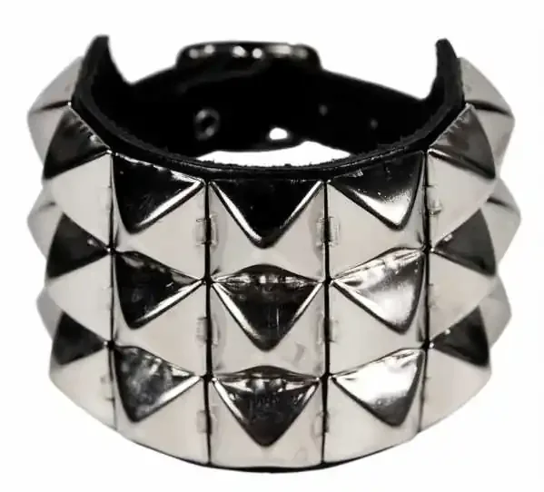 Lederarmband mit drei Reihen Pyramidennieten