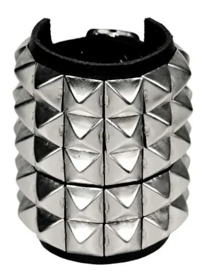 Lederarmband mit fünf Reihen Pyramidennieten