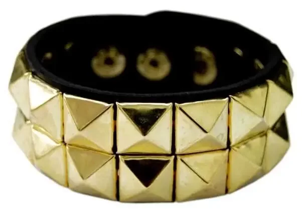 Lederarmband mit goldenen Pyramidennieten