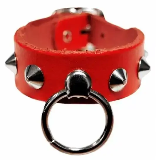 Lederarmband mit Spitznieten und Ring