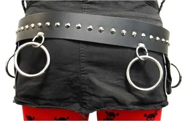Ledergürtel mit Spitznieten und Ring