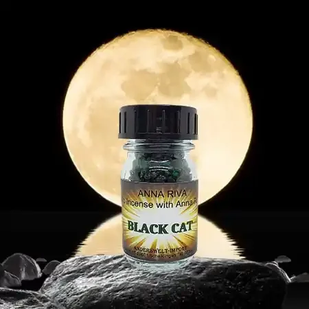 Magische Räucherung mit Anna Riva‘s magisches Öl ‘Black Cat‘