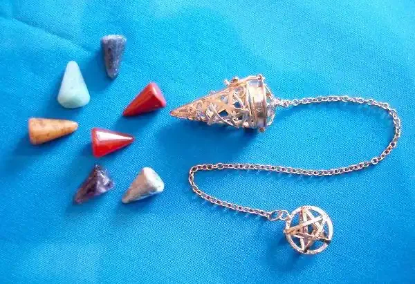 Pendel mit Pentagramm und Chakrasteinen – durchgebrochen