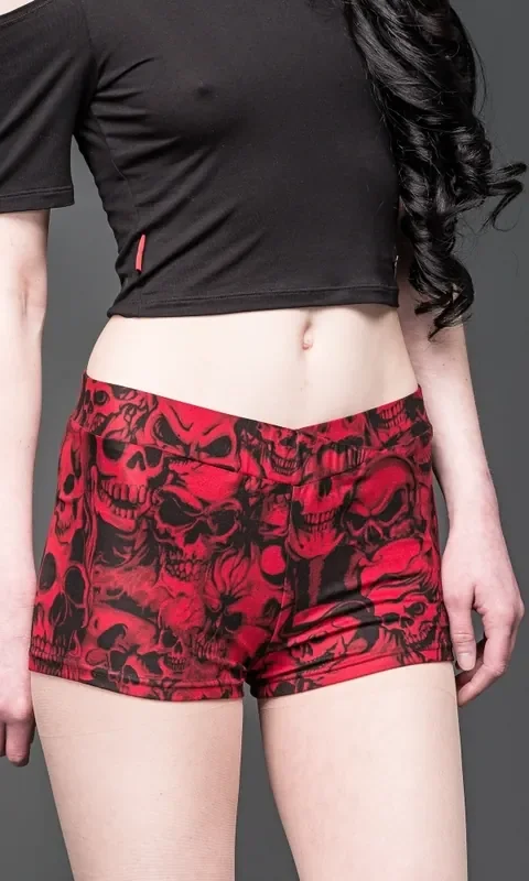 Rote Hotpants mit Totenköpfen