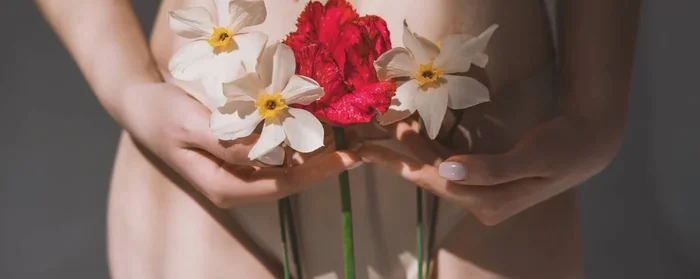 Sanfte Tage: Mein Vergleich zwischen Menstruationscup und Schwämmchen