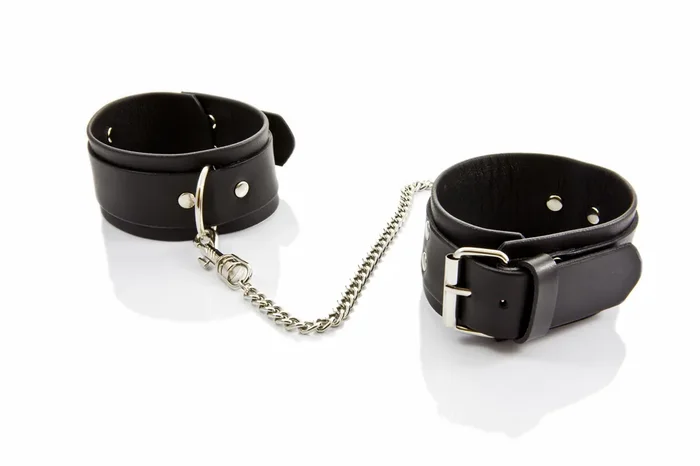 Schwarze Fußfesseln mit Kette
