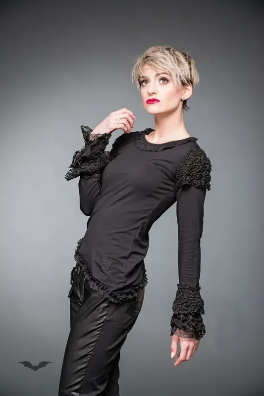 Schwarzes Shirt mit Spitze an Armen und Saum