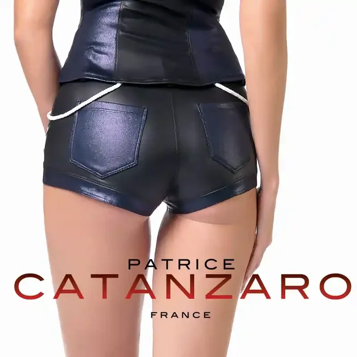 Short mit Riemen
